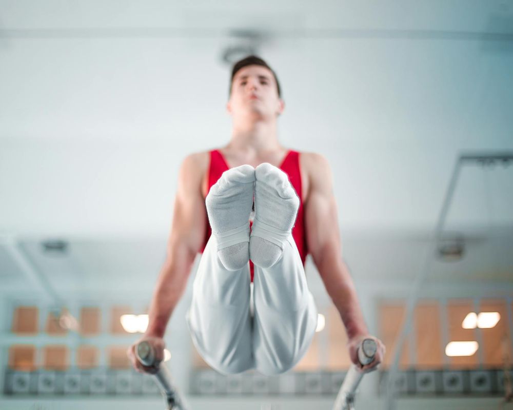 Man performing a controlled strength exercise with focus
